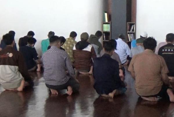 Social Distancing di Masjid Salman ITB, Kamis (19/3/2020) (Foto: iNews/Ervan David)
