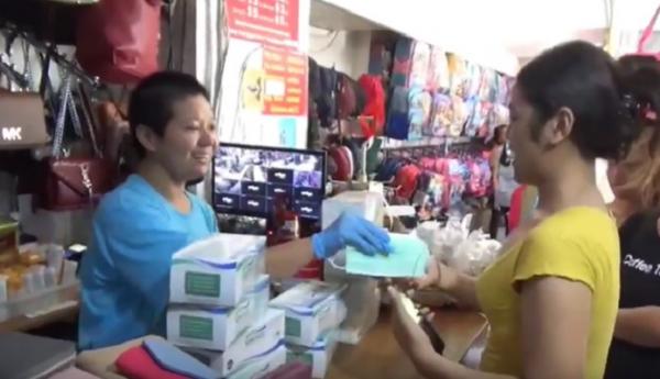 Liliana membagikan masker gratis ke warga Denpasar. (Foto: iNews.id/Aris Wiyanto)