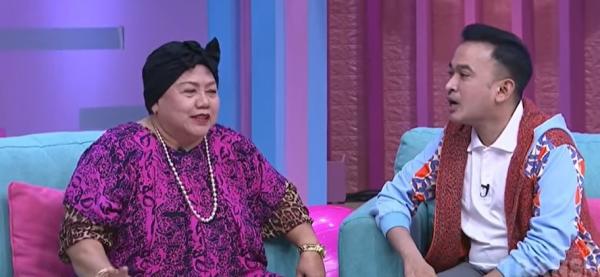 Menhan Prabowo Subianto dan Panglima TNI Marsekal Hadi Tjahjanto saat menerima pesawat Hercules pembawa bantuan alkes dari Shanghai China di Lanud Halim Perdanakusuma, Senin (23/3/2020). (Foto: Antara)