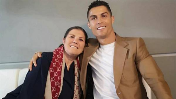 Ibu Cristiano Ronaldo Cristiano Ronaldo (kanan) berfoto bersama sang ibunda, Dolores Aveiro. (Foto: As)