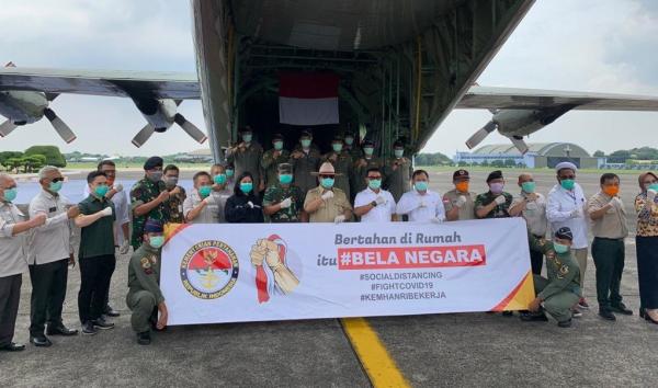 Menteri Pertahanan (Menhan) Prabowo Subianto saat menyerahkan alat kesehatan (alkes) bantuan dari China kepada Gugus Tugas Penanganan Covid-19 (virus corona) di Bandara Halim Perdana Kusumah, Jakarta Timur, Senin (23/3/2020). (Foto: ist)