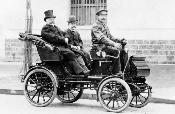 Armand Peugeot (kiri-belakang) menunggangi mobilnya. (Foto: Peugeot)