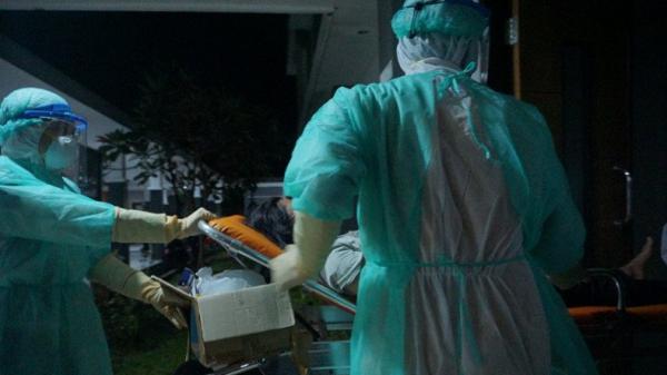 Ilustrasi perawat mengenakan pakaian APD membawa pasien dalam pengawasan Covid-19. (Foto: Antara)