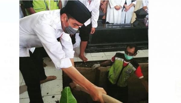 Presiden Jokowi memakamkan ibunya (Foto: Dok Keluarga)