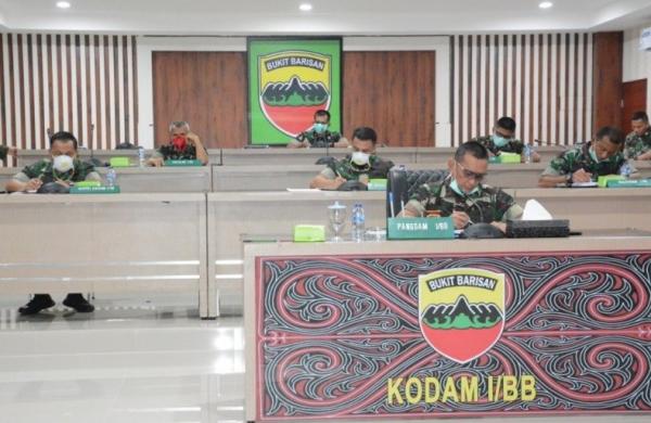 Panglima Kodam I/Bukit Barisan, Mayor Jenderal TNI MS Fadhilah (kiri), saat wicara jarak jauh dengan Kepala Staf TNI AD, Jenderal TNI Andhika Perkasa, di Medan. (Foto: Antara)