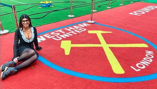 Mia Khalifa berfoto di pinggir lapangan London Stadium beberapa waktu lalu. (Foto: Instagram @miakhalifa)