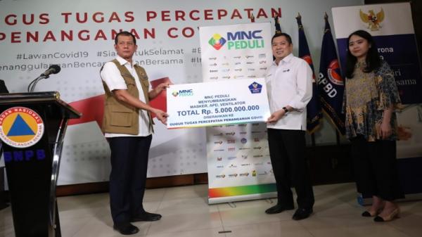Executive Chairman MNC Group Hary Tanoesoedibjo didampingi Ketua MNC Peduli Jessica Tanoesoedibjo menyerahkan bantuan kepada Ketua Gugus Tugas Percepatan Penanganan Covid-19 Letjen TNI Doni Monardo (kiri), Rabu (1/4/2020). (Foto: MNC Media/Aziz Indra
