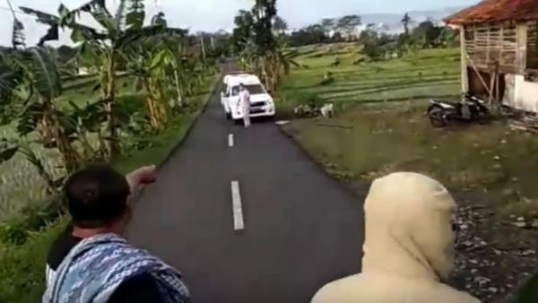 2 Ambulans Corona Warga mengadang mobil ambulans yang membawa jenazah corona di Banyumas, Rabu (1/4/2020). (Foto: iNews/Saladin Ayyubi)