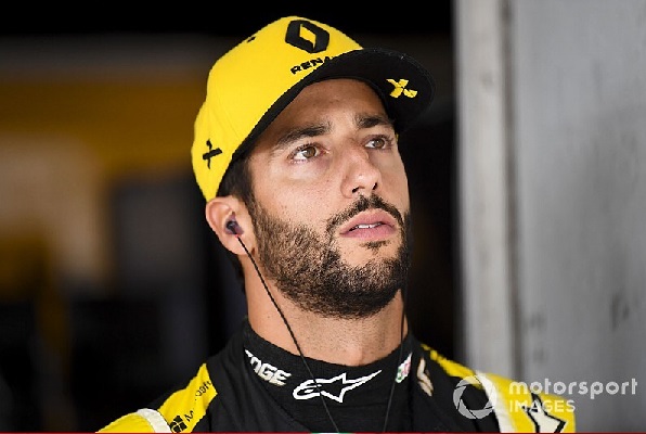 Pembalap Renault Daniel Ricciardo (foto: motorsport)
