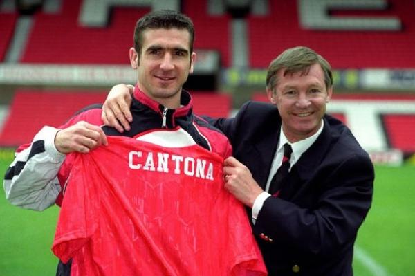 Eric Cantona Saat Diperkenalkan Sebagai Pemain Baru Manchester United (foto: dailymirror)