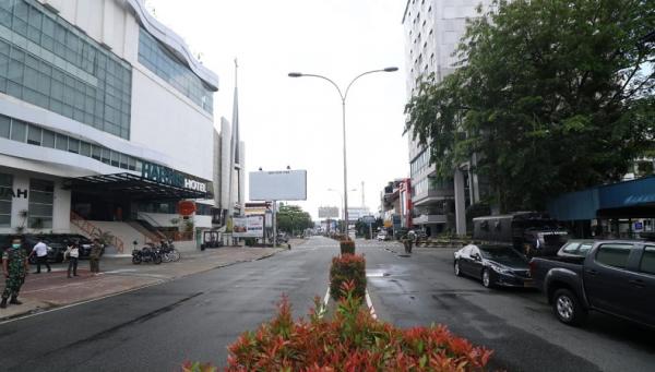 Jalan Gajah Mada Kota POntianak, Kalbar, yang biasanya ramai dengan aktivitas warga kini sepi, Kamis (2/4/2020). (Foto: iNews/Gusti Eddy)
