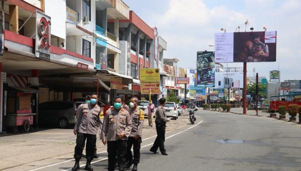 Jalan Gajah Mada Kota Pontianak, Kalbar, ditutup sejak, Kamis (2/4/2020). (Foto: iNews/Gusti Eddy)