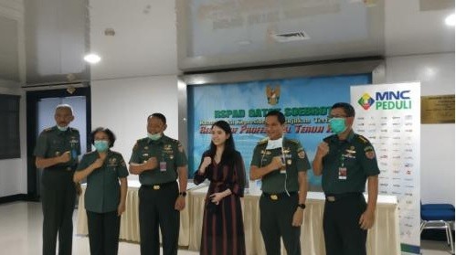 Ketua III MNC Peduli, Jessica Tanoesoedibjo saat menyerahkan batuan terkait penanganan virus corona (covid-19 ) ke RSPAD Gatot Soebroto, Jakarta, Jumat (3/4/2020). (Foto: Okezone)