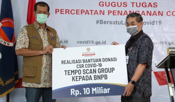 Kepala Gugus Tugas Covid-19 Letjen TNI Doni Monardo menyerahkan bantuan Rp10 miliar kepada LBM Eijkman dari PT Tempo Scan Pasific, Tbk. (Foto: ist)