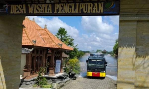 Penyemprotan disinfektan di Desa Penglipuran, Jumat (3/4/2020). (Foto: Antara)