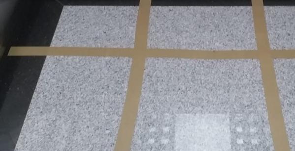 Garis penanda jarak aman di lift (Foto: Egha)