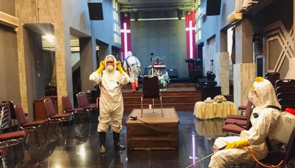 Relawan GMC melakukan penyemprotan disinfektan ke sejumlah rumah ibadah di Kota Jakarta. (Foto: PGI)
