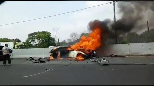 kecelakaan wakil jaksa agung ist Tangkapan layar video amatir yang menunjukkan kecelakaan di kilometer 13 Tol Jagorawi, Cibubur yang menewaskan Wakil Jaksa Agung, Arminsyah, Sabtu (4/4/2020). (Foto: Dok TMC Polda Matro Jaya)
