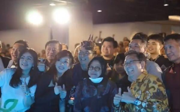 Risma 2 Wali Kota Surabaya Tri Rismaharini bersama motivator Tung Desem Waringin (Foto: Instagram/ideacloud 2020)