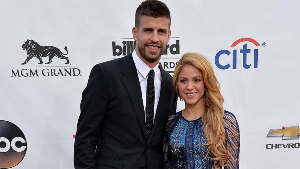 Bek Barcelona Gerard Pique bersama istrinya, Shakira. (Foto: SahiwalTV)