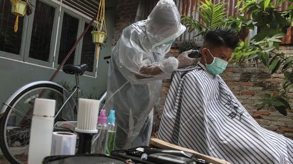 Pakai APD Tukang Cukur Rambut  Ini Terima Jasa Panggilan 