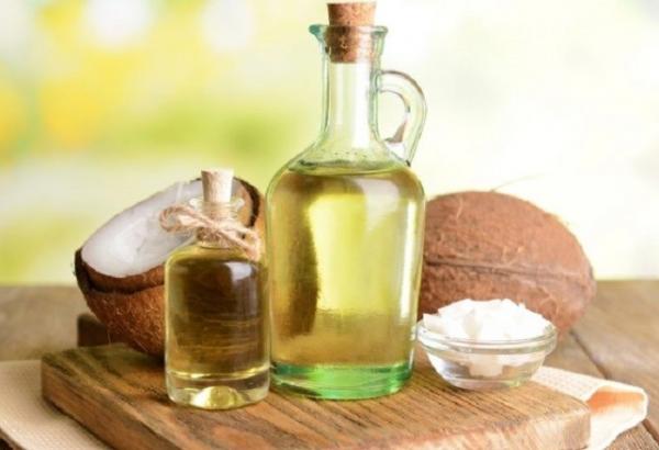 Minyak kelapa salah satu cara mengobati sariawan dengan cepat secara alami (Foto: Antara)