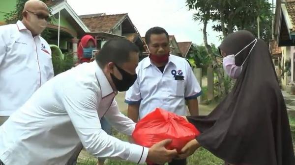 Ketua DPW Partai Perindo Jambi Hendry Attan dan para pengurus serta kader menyerahkan bantuan paket sembako kepada korban banjir di RT 30 dan RT 26 Kelurahan Kenali Bedar, Kecamatan Alam Barajo, Kota Jambi, Kamis (9/4/2020). (Foto: iNews/Adrianus S)