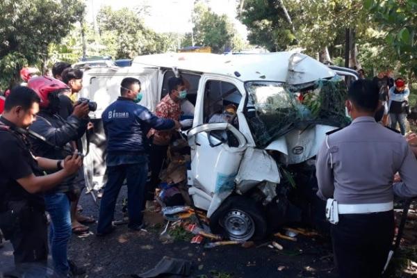 Tim SAR gabungan mengevakuasi dua korban kecelakaan tunggal minibus Gran Max menabrak pohon di Jalan Raya Wates-Purworejo, Kulonprogo, Jumat (10/4/2020). (Foto: iNews.id/Kuntadi)