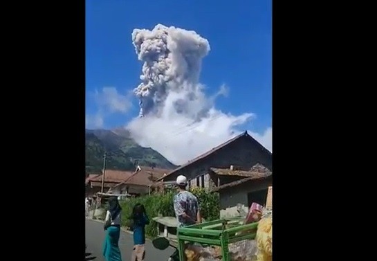 Warga menyaksikan detik-detik erupsi Gunung Merapi di Kecamatan Selo, Boyolali. (Foto: iNews/Tata Rahmanta)