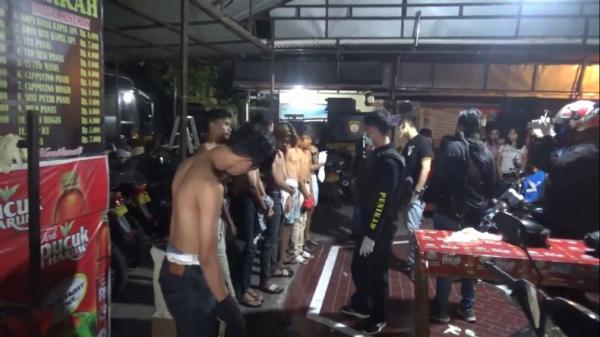 Para pelaku pesta seks di Makassar diamankan polisi. (Foto: iNews/Leo M Nur).