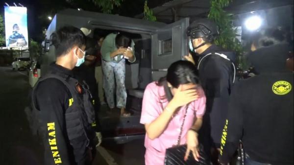Polisi amankan para pelaku pesta seks di Makassar. (Foto: iNews/Leo M Nur).