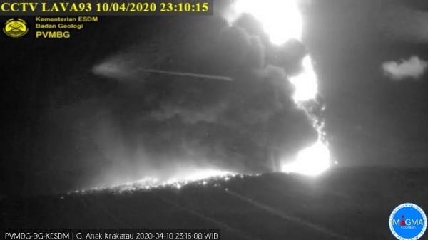 Gunung Anak Krakatau di perairan Selat Sunda meletus pada Jumat (10/4/2020) pukul 22.35 WIB.