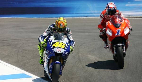 Valentino Rossi dan Casey Stoner di bersaing di Sirkuit Laguna Seca 2008 lalu (Foto: Crash)