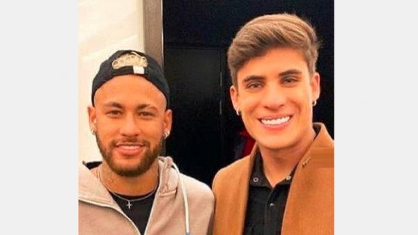 Ayah Tiri Neymar Neymar Jr (kiri) berfoto dengan Tiago Ramos, kekasih ibundanya, Nadine Goncalves. (Foto: Instagram @footballwave)