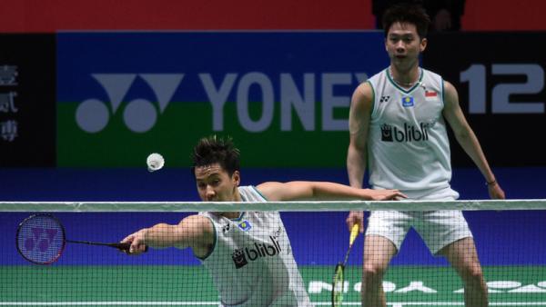 Pasangan ganda putra Indonesia Kevin Sanjaya Sukamuljo (kanan) dan Marcus Fernaldi Gideon beraksi pada salah satu laga All England 2020. (Foto: AFP)