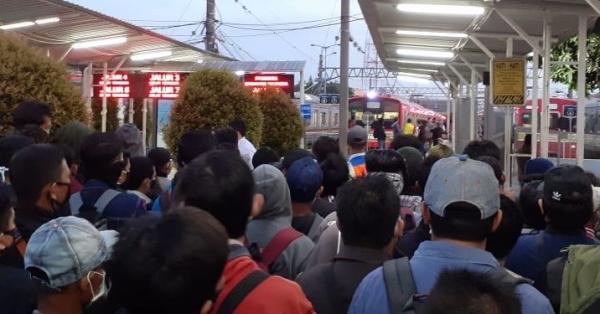 Antrean penumpang KRL di peron di Stasiun Bogor, Jawa Barat (Jabar), Senin (13/4/2020) sebelum menaiki kereta karena pembatasan penumpang di setiap rangkaian. (Foto: ist)