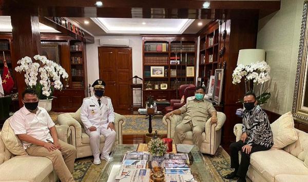 Ahmad Riza Patria bersama Prabowo Subianto, Rabu (15/4/2020) (Foto: Akun Twitter Sufmi Dasco Ahmad)