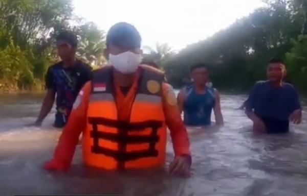 16 Tim Sar2 Tim SAR dibantu warga mencari pengendara yang jatuh ke sungai dan terseret arus saat jembatan ambruk di Bangka Selatan. (Foto: iNews/Haryanto)