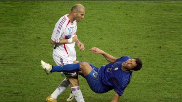 Kapten Timnas Prancis Zinedine Zidane (kiri) menanduk dada bek Italia Marco Materazzi pada final Piala Dunia 2006. (Foto: AFP)