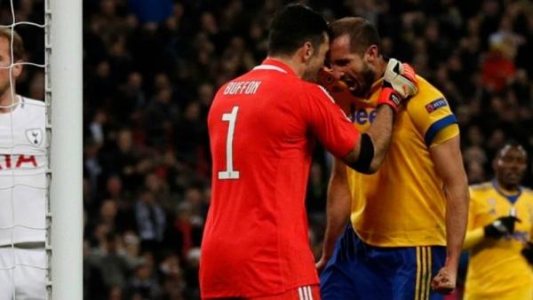 Kiper Gianluigi Buffon (kiri) dan defender Giorgio Chiellini masih dibutuhkan Juventus. (Foto: Twitter @juvefcdotcom)