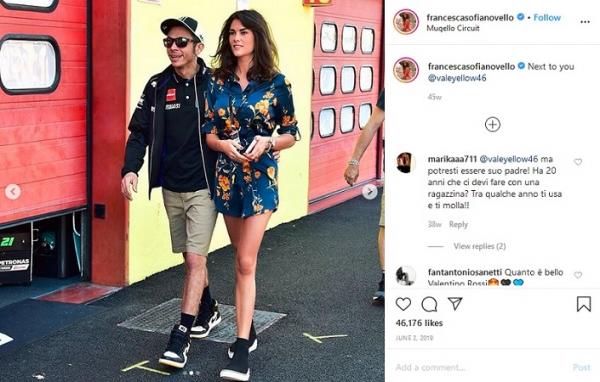 Valentino Rossi bersama pacarnya, Francesca Sofia Novello. (Foto: Instagram @francescasofianovello)