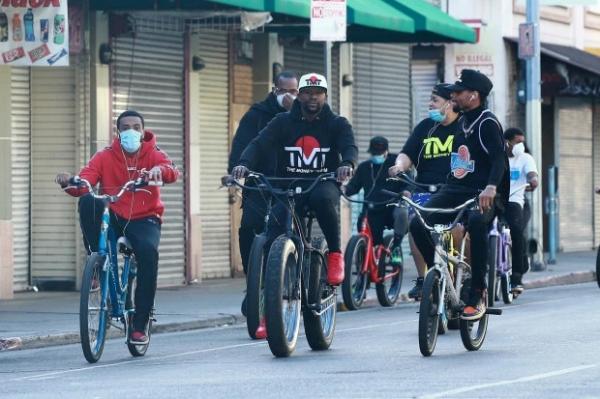 Floyd Mayweather Jr melanggaran peraturan karantina (Foto: The Sun)