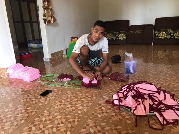 IMG 20200420 WA0012 Gubernur Jawa Barat (Jabar), Ridwan Kamil memantau kualitas sembako di Gudang Bulog. Senin (20/4/2020) (Foto: Facebook Ridwan Kamil)