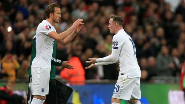 Kane Rooney Striker Harry Kane (kiri) diharapkan mampu melanjutkan katajaman Wayne Rooney (kanan) di Timnas Inggris. (Foto: Sky Sports)