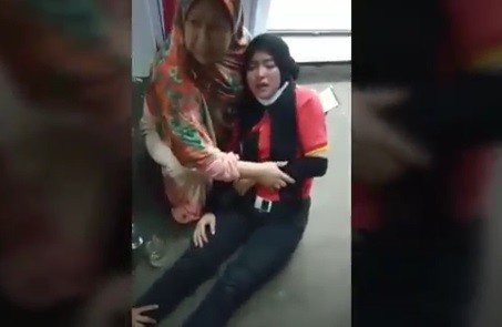 Karyawan minimarket di Pamijahan, Bogor histeris dan syok setelah menjadi korban perampokan. (Foto: iNews/Wildan Hidayat)