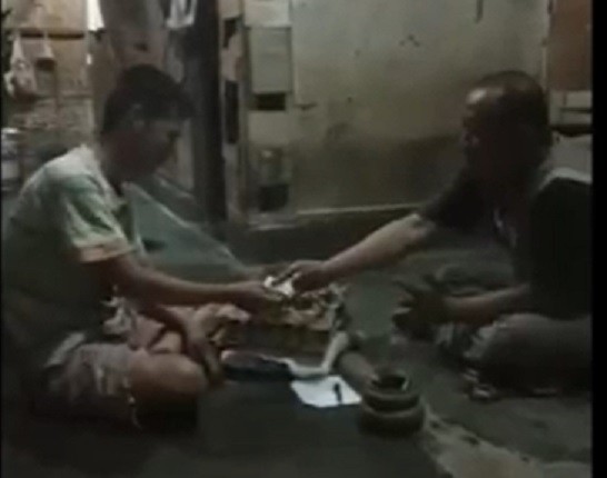 Anggota Polsek Medan Baru, Kota Medan memberikan bantuan kepada Atek yang sebelumnya mencuri beras karena kelaparan. (Foto: iNews/Adi Palapa Harahap)