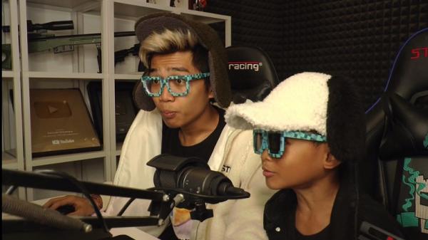 YouTuber asal Bali, Kananda Widyantara dengan sang adik,saat membuat konten video. (Foto: iNews/Dewa Partika)