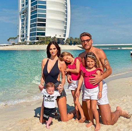 Ciro Immobile berfoto bersama istri dan anaknya saat berlibur di pantai. (Foto: Instagram @jessicamelena)