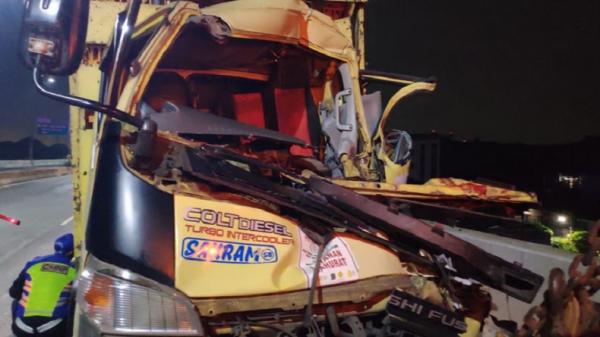 Kecelakaan terjadi di Tol Ancol, Jakarta Utara melibatkan dua truk, Selasa (21/4/2020) pagi. (Foto: TMC Polda Metro).