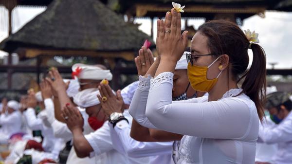 Umat Hindu melakukan sembahyang di Pura. (Foto: Antara)